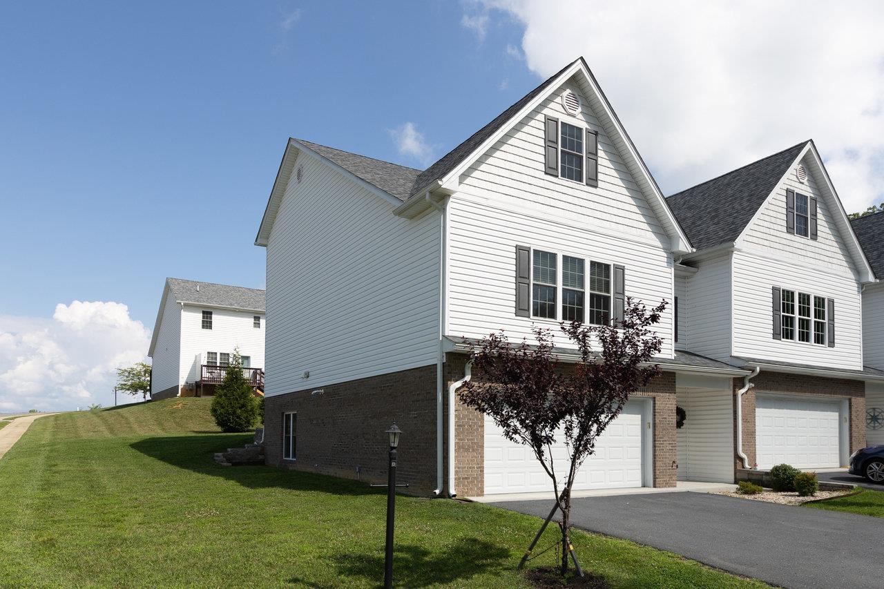 11 COLLINSWOOD WAY, STAUNTON, Virginia 24401, 3 Bedrooms Bedrooms, ,3 BathroomsBathrooms,Residential,11 COLLINSWOOD WAY,666807 MLS # 666807