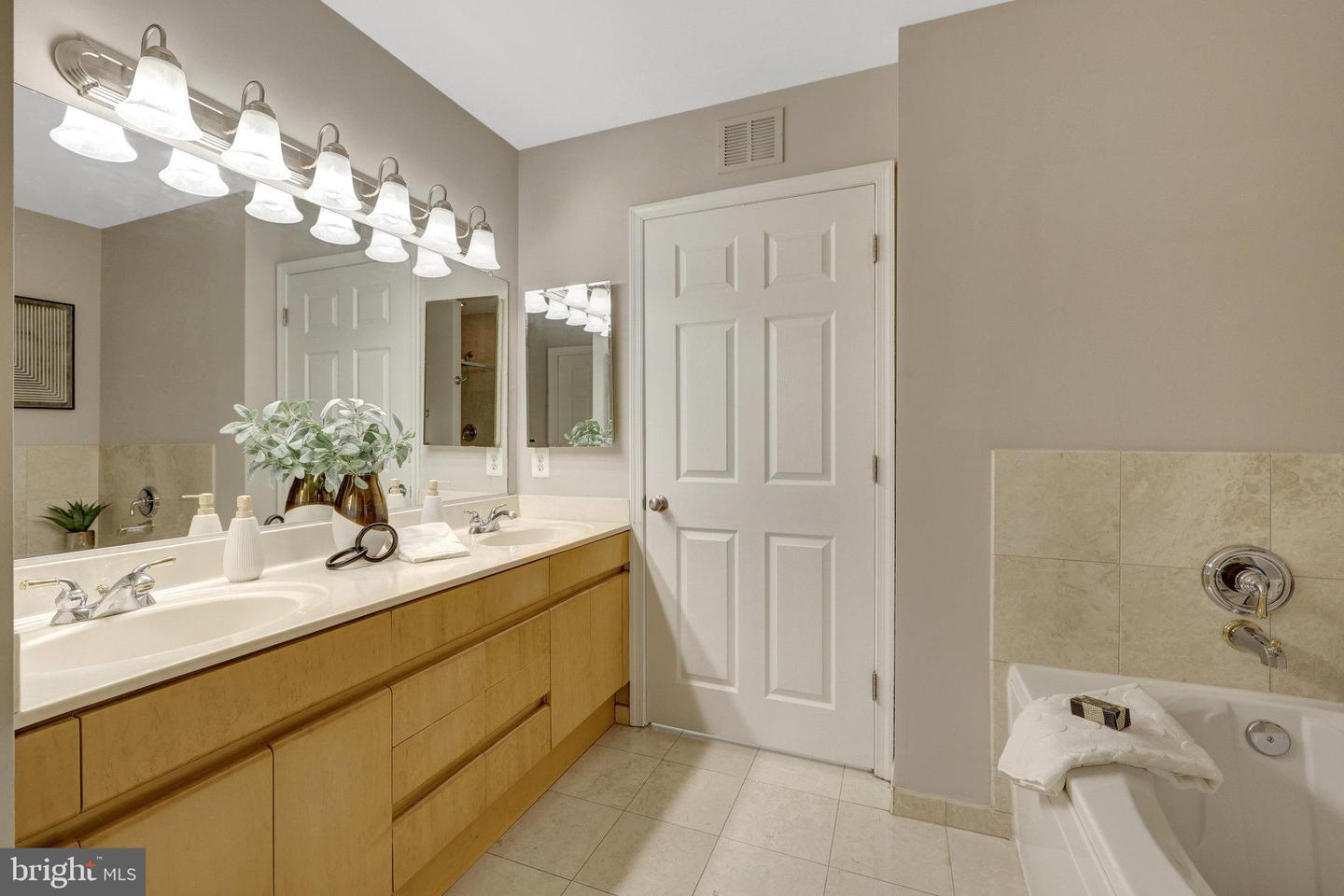 11776 STRATFORD HOUSE PL #601, RESTON, Virginia 20190, 2 Bedrooms Bedrooms, ,2 BathroomsBathrooms,Residential,For sale,11776 STRATFORD HOUSE PL #601,VAFX2248852 MLS # VAFX2248852