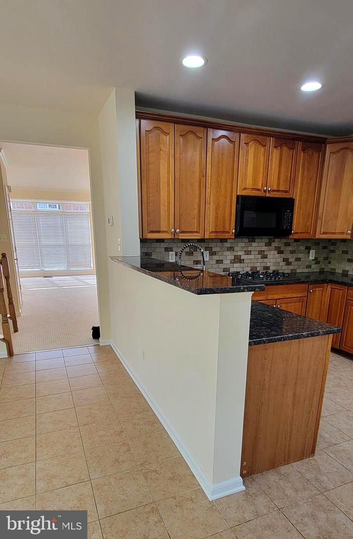 25206 DUNVEGAN SQ, CHANTILLY, Virginia 20152, 3 Bedrooms Bedrooms, ,2 BathroomsBathrooms,Residential,For sale,25206 DUNVEGAN SQ,VALO2100224 MLS # VALO2100224