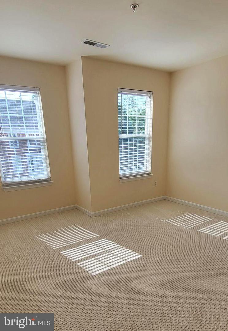 25206 DUNVEGAN SQ, CHANTILLY, Virginia 20152, 3 Bedrooms Bedrooms, ,2 BathroomsBathrooms,Residential,For sale,25206 DUNVEGAN SQ,VALO2100224 MLS # VALO2100224