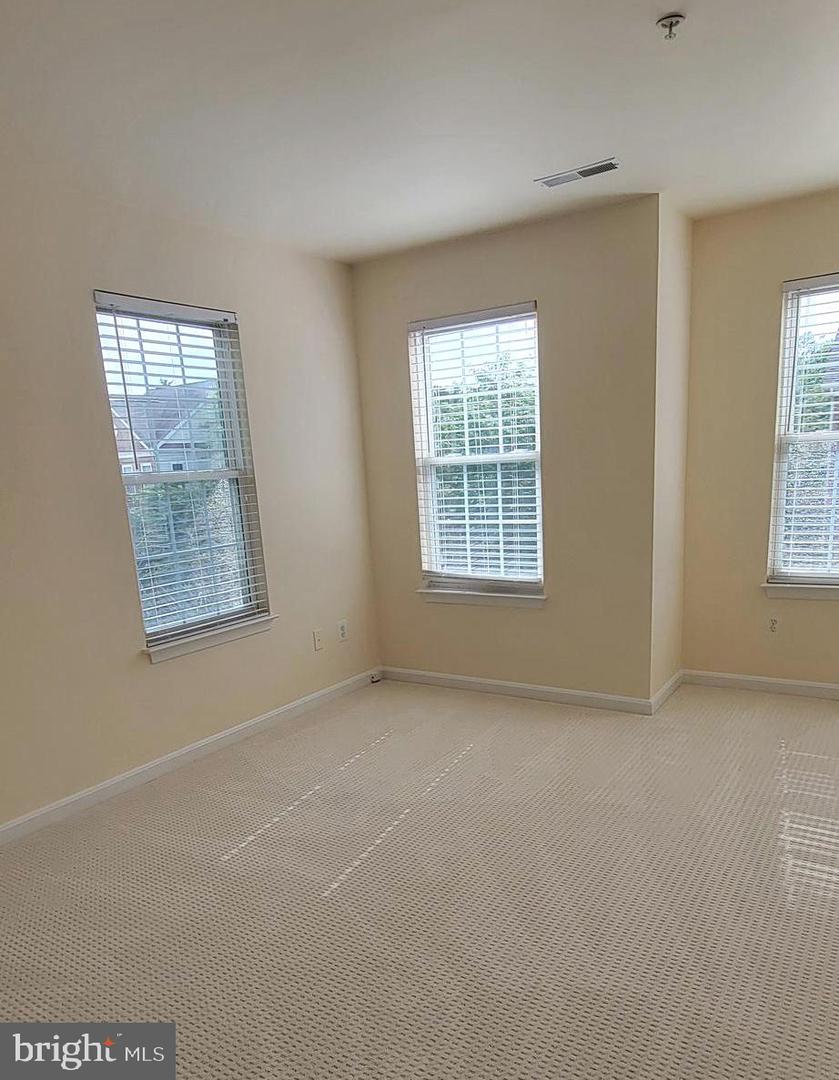 25206 DUNVEGAN SQ, CHANTILLY, Virginia 20152, 3 Bedrooms Bedrooms, ,2 BathroomsBathrooms,Residential,For sale,25206 DUNVEGAN SQ,VALO2100224 MLS # VALO2100224