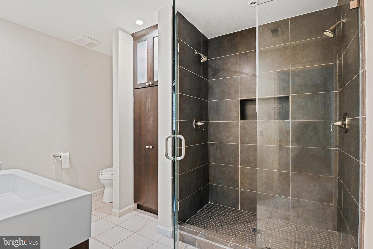 8633 JANET LN, VIENNA, Virginia 22180, 5 Bedrooms Bedrooms, ,5 BathroomsBathrooms,Residential,For sale,8633 JANET LN,VAFX2249122 MLS # VAFX2249122