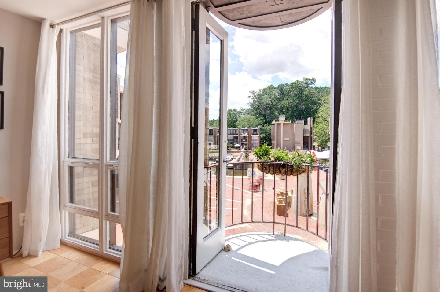1642 CHIMNEY HOUSE RD, RESTON, Virginia 20190, 1 Bedroom Bedrooms, ,1 BathroomBathrooms,Residential,For sale,1642 CHIMNEY HOUSE RD,VAFX2250452 MLS # VAFX2250452