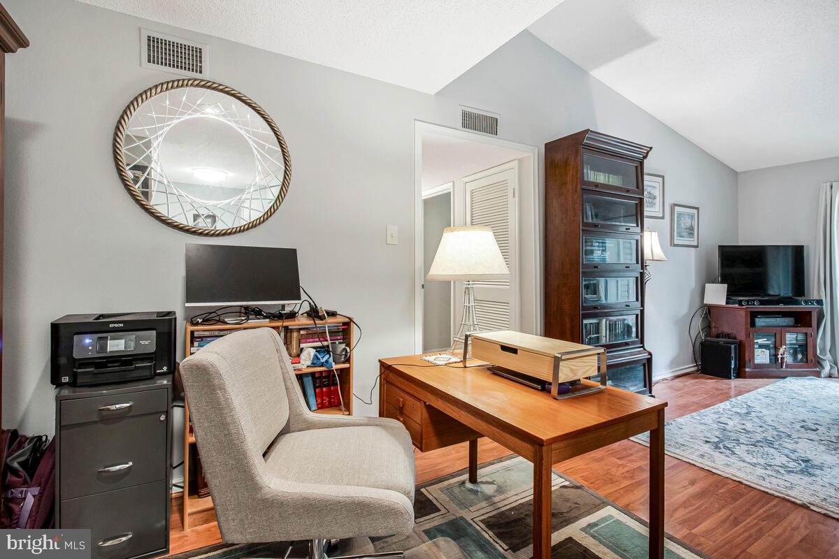 1515 LINCOLN WAY #304B, MCLEAN, Virginia 22102, 1 Bedroom Bedrooms, 5 Rooms Rooms,1 BathroomBathrooms,Residential,For sale,1515 LINCOLN WAY #304B,VAFX2250450 MLS # VAFX2250450