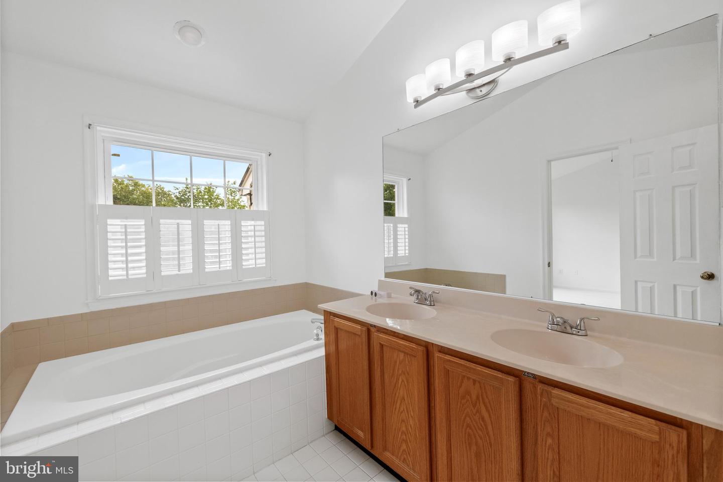20552 BANBURY SQ, STERLING, Virginia 20165, 3 Bedrooms Bedrooms, ,2 BathroomsBathrooms,Residential,For sale,20552 BANBURY SQ,VALO2100758 MLS # VALO2100758