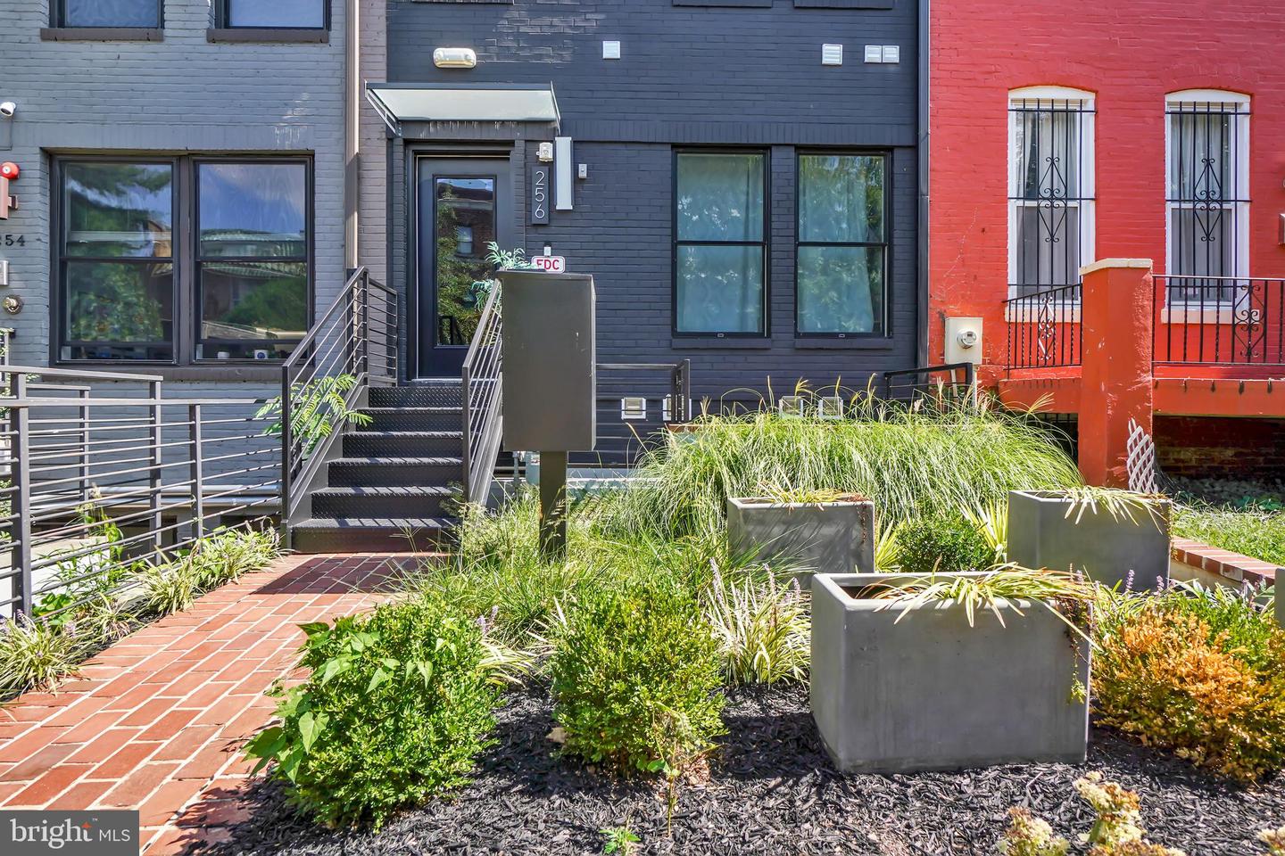 256 15TH ST SE #1, WASHINGTON, District Of Columbia 20003, 2 Bedrooms Bedrooms, ,1 BathroomBathrooms,Residential,For sale,256 15TH ST SE #1,DCDC2208878 MLS # DCDC2208878