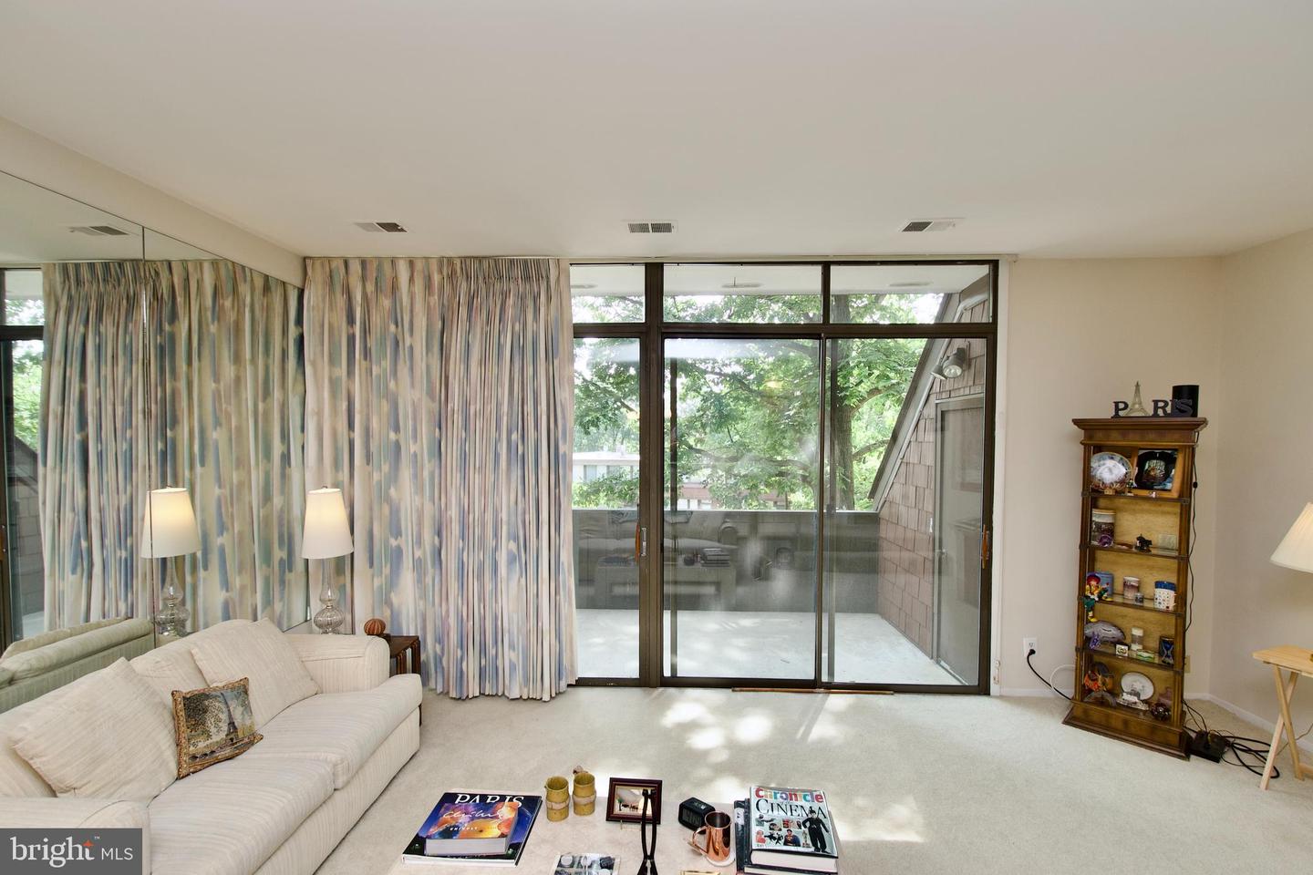 2222 S QUINCY ST #1, ARLINGTON, Virginia 22204, 2 Bedrooms Bedrooms, ,2 BathroomsBathrooms,Residential,For sale,2222 S QUINCY ST #1,VAAR2060188 MLS # VAAR2060188
