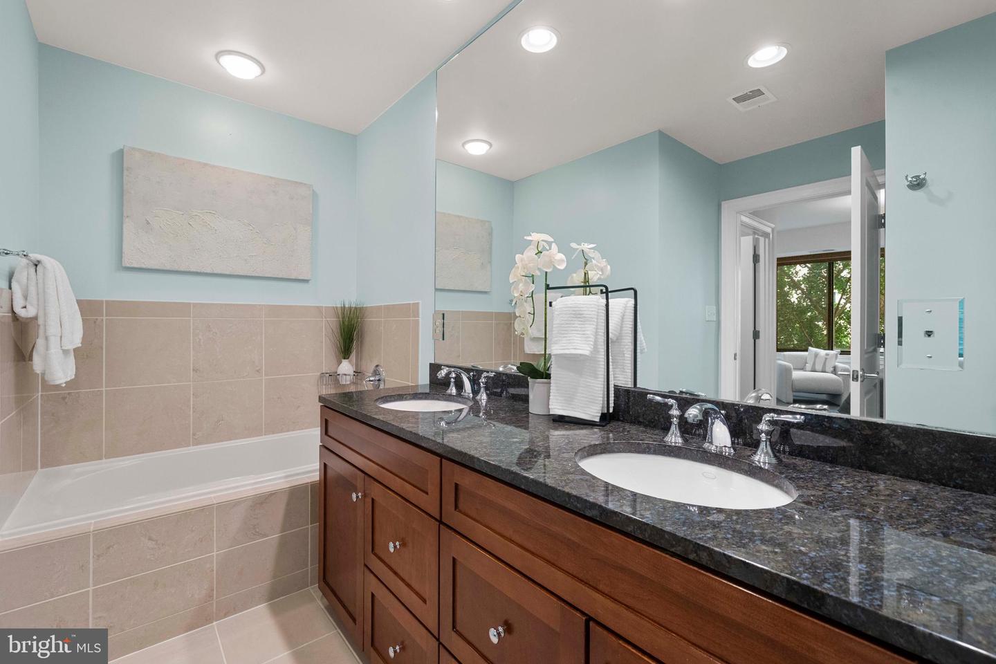 3625 10TH ST N #303, ARLINGTON, Virginia 22201, 2 Bedrooms Bedrooms, ,2 BathroomsBathrooms,Residential,For sale,3625 10TH ST N #303,VAAR2060256 MLS # VAAR2060256