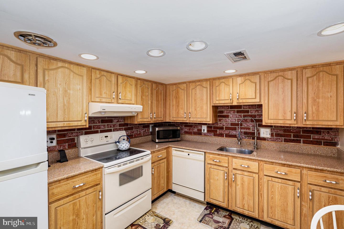 9177 BROKEN OAK PL, BURKE, Virginia 22015, 2 Bedrooms Bedrooms, ,2 BathroomsBathrooms,Residential,For sale,9177 BROKEN OAK PL,VAFX2253710 MLS # VAFX2253710