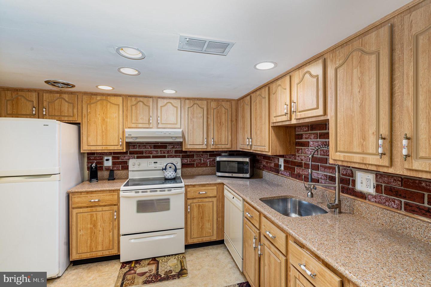 9177 BROKEN OAK PL, BURKE, Virginia 22015, 2 Bedrooms Bedrooms, ,2 BathroomsBathrooms,Residential,For sale,9177 BROKEN OAK PL,VAFX2253710 MLS # VAFX2253710