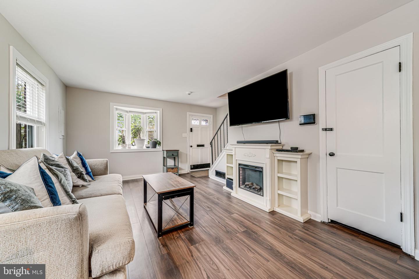 5822 FIFER DR, ALEXANDRIA, Virginia 22303, 2 Bedrooms Bedrooms, ,1 BathroomBathrooms,Residential,For sale,5822 FIFER DR,VAFX2254218 MLS # VAFX2254218
