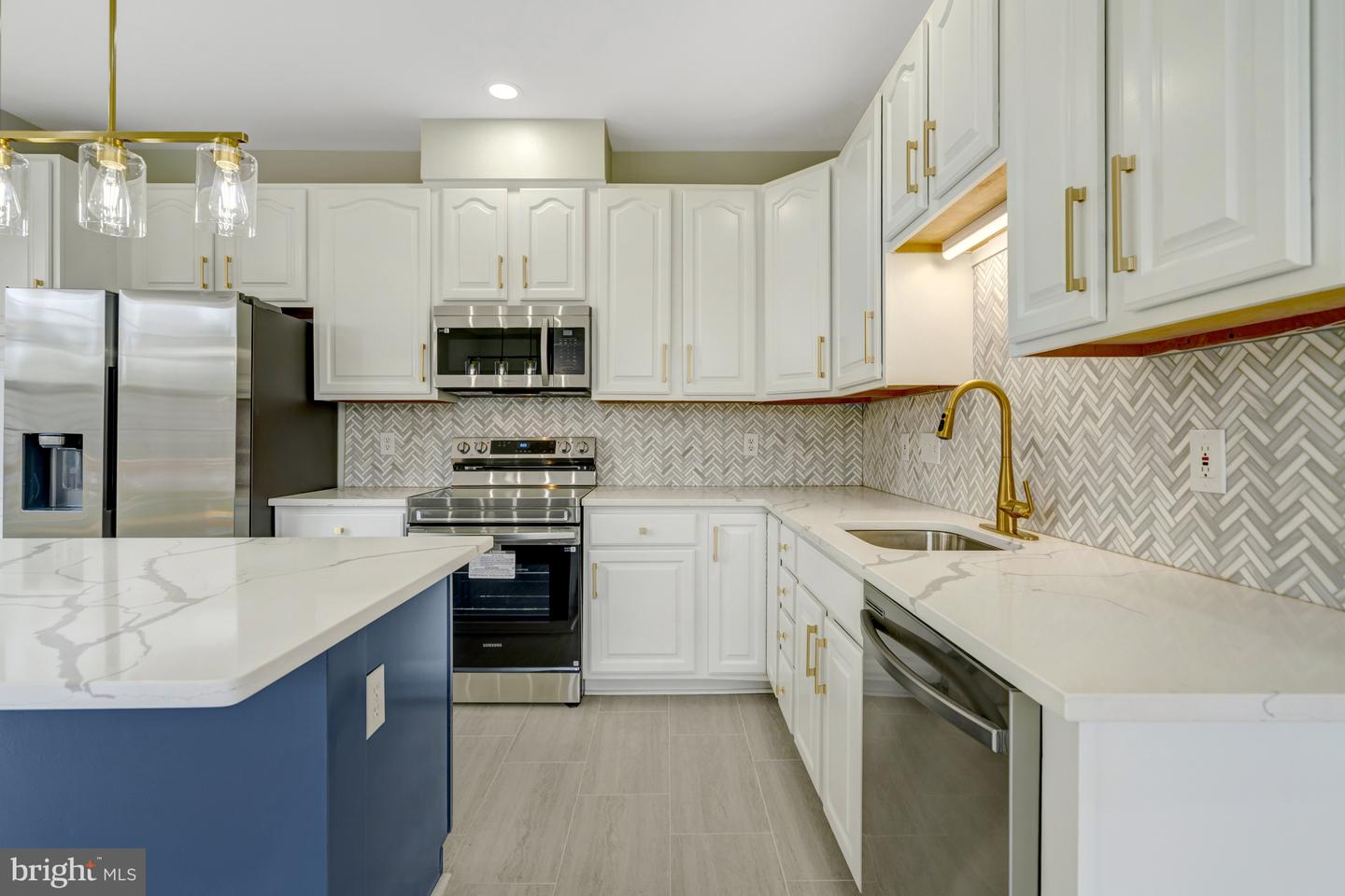 925 HERONS RUN LN, WOODBRIDGE, Virginia 22191, 4 Bedrooms Bedrooms, ,4 BathroomsBathrooms,Residential,For sale,925 HERONS RUN LN,VAPW2098820 MLS # VAPW2098820