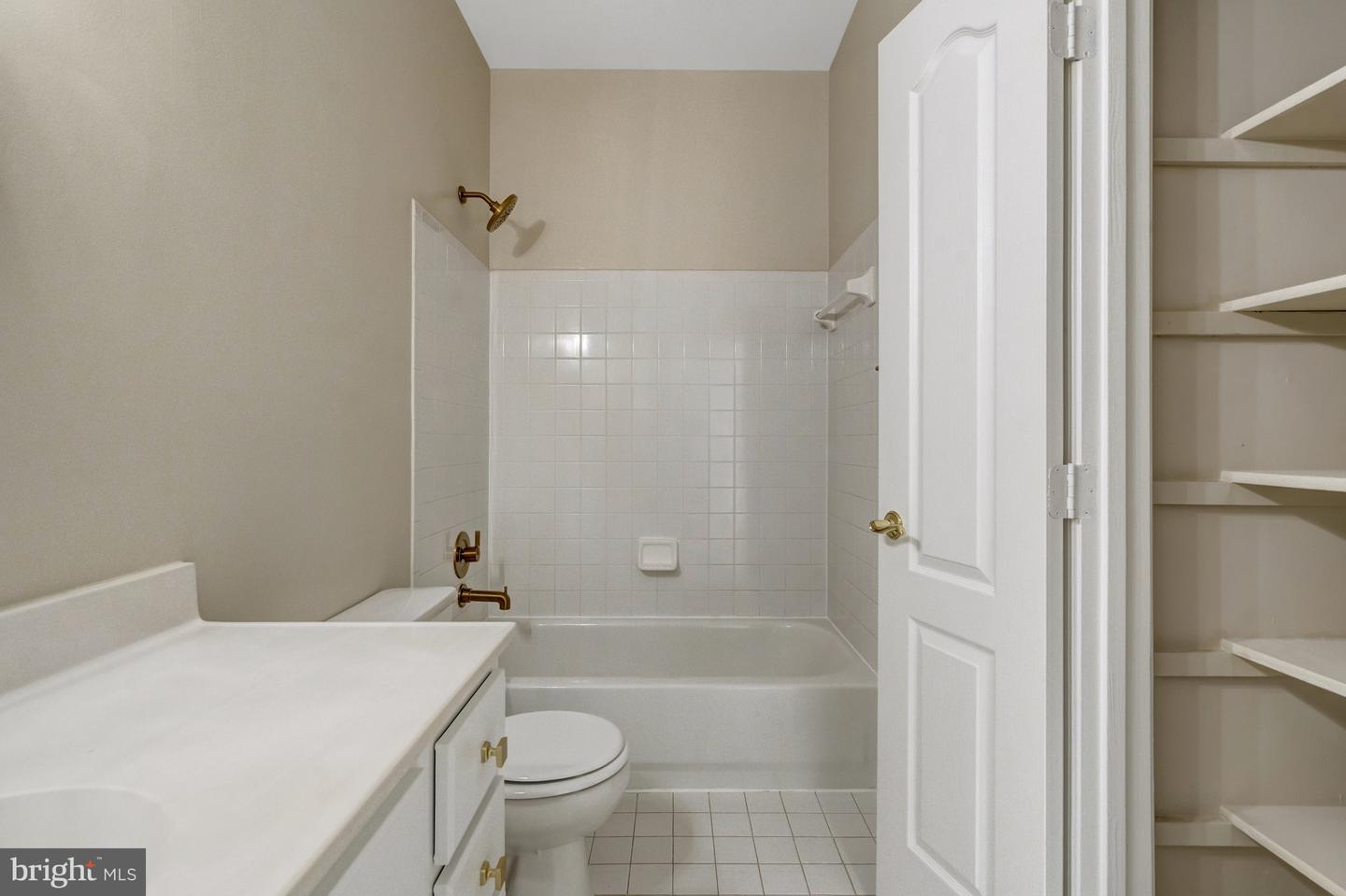 925 HERONS RUN LN, WOODBRIDGE, Virginia 22191, 4 Bedrooms Bedrooms, ,4 BathroomsBathrooms,Residential,For sale,925 HERONS RUN LN,VAPW2098820 MLS # VAPW2098820