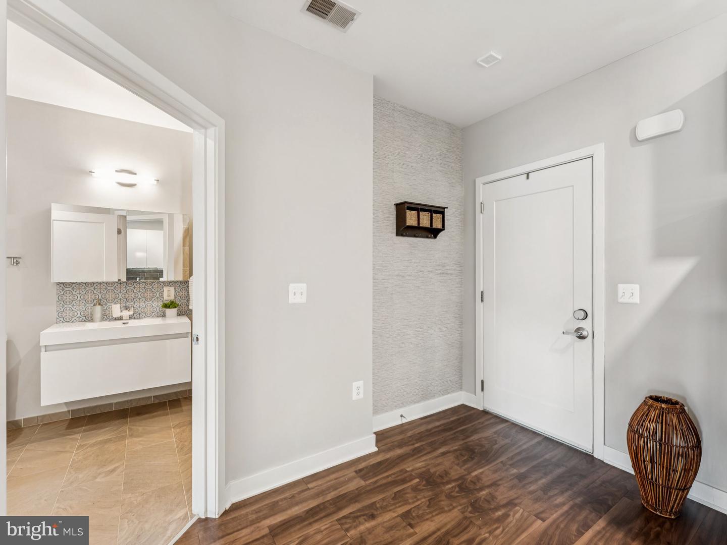 989 S BUCHANAN ST #221, ARLINGTON, Virginia 22204, 1 Bedroom Bedrooms, ,1 BathroomBathrooms,Residential,For sale,989 S BUCHANAN ST #221,VAAR2060438 MLS # VAAR2060438
