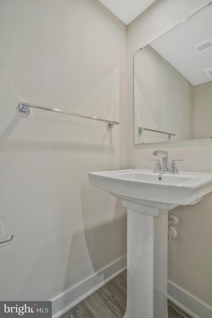 7811 SUTTER LN, ANNANDALE, Virginia 22003, 4 Bedrooms Bedrooms, ,3 BathroomsBathrooms,Residential,For sale,7811 SUTTER LN,VAFX2254560 MLS # VAFX2254560