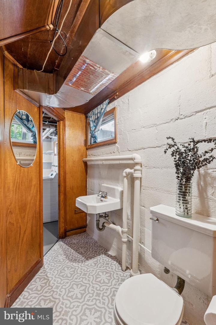 2431 N NOTTINGHAM ST, ARLINGTON, Virginia 22207, 3 Bedrooms Bedrooms, ,2 BathroomsBathrooms,Residential,For sale,2431 N NOTTINGHAM ST,VAAR2060440 MLS # VAAR2060440