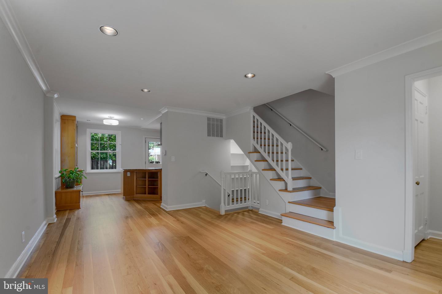 3206 S STAFFORD ST, ARLINGTON, Virginia 22206, 2 Bedrooms Bedrooms, ,2 BathroomsBathrooms,Residential,For sale,3206 S STAFFORD ST,VAAR2060472 MLS # VAAR2060472