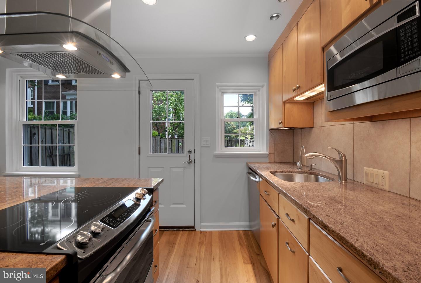 3206 S STAFFORD ST, ARLINGTON, Virginia 22206, 2 Bedrooms Bedrooms, ,2 BathroomsBathrooms,Residential,For sale,3206 S STAFFORD ST,VAAR2060472 MLS # VAAR2060472