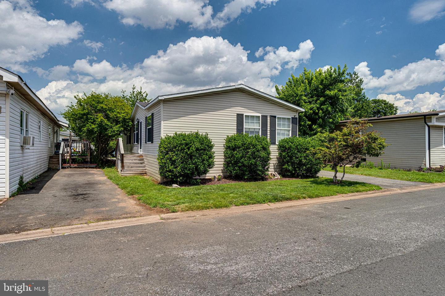 4258 AIRLINE PKWY, CHANTILLY, Virginia 20151, 3 Bedrooms Bedrooms, ,2 BathroomsBathrooms,Residential,For sale,4258 AIRLINE PKWY,VAFX2254682 MLS # VAFX2254682