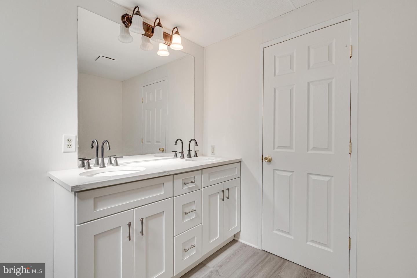 4258 AIRLINE PKWY, CHANTILLY, Virginia 20151, 3 Bedrooms Bedrooms, ,2 BathroomsBathrooms,Residential,For sale,4258 AIRLINE PKWY,VAFX2254682 MLS # VAFX2254682