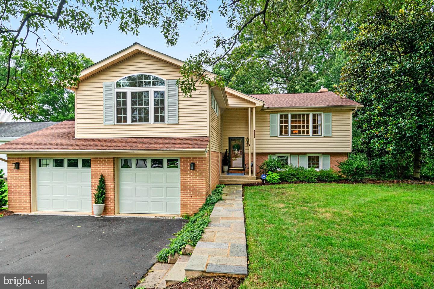 8606 FALKSTONE LN, ALEXANDRIA, Virginia 22309, 4 Bedrooms Bedrooms, 12 Rooms Rooms,3 BathroomsBathrooms,Residential,For sale,8606 FALKSTONE LN,VAFX2254720 MLS # VAFX2254720