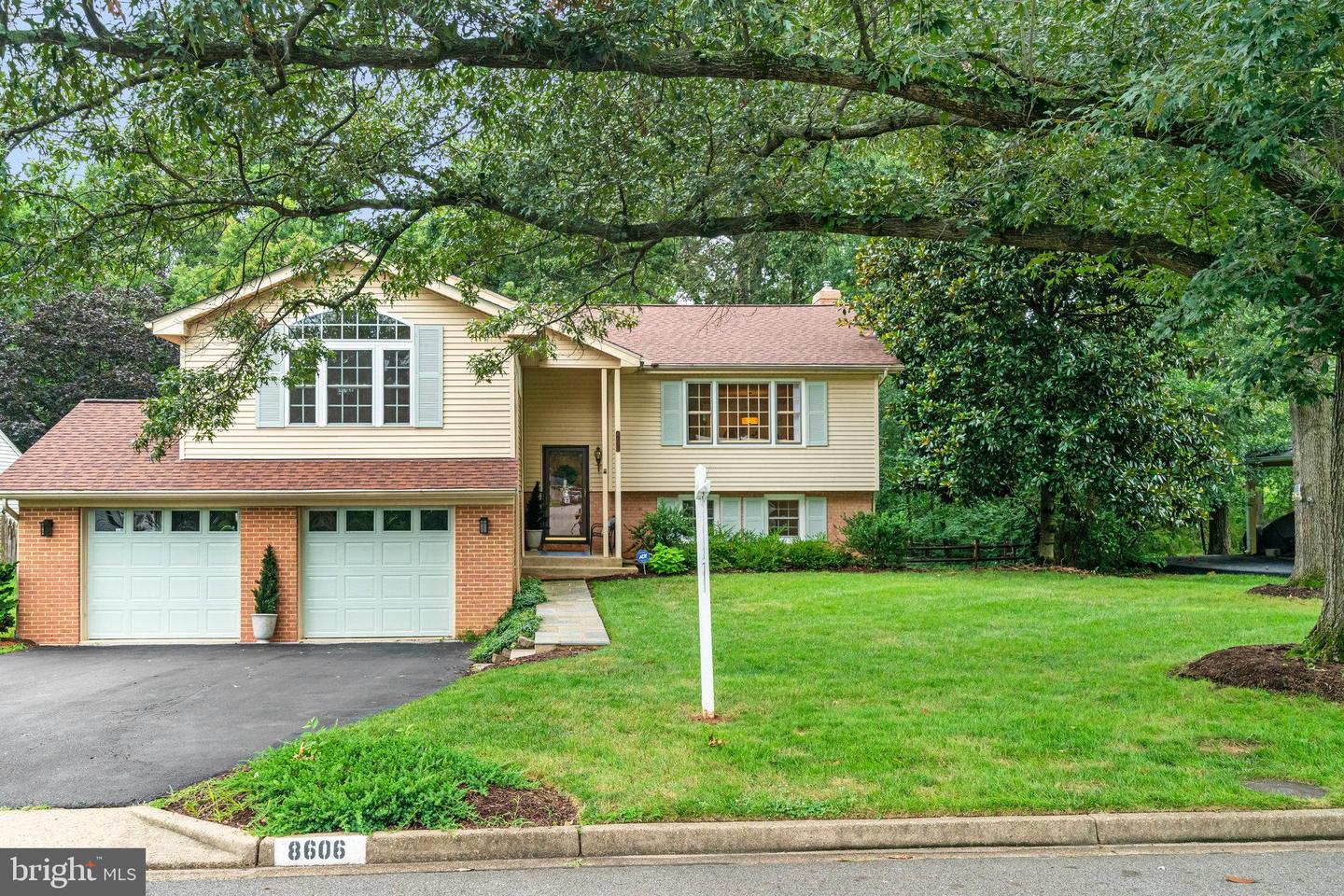 8606 FALKSTONE LN, ALEXANDRIA, Virginia 22309, 4 Bedrooms Bedrooms, 12 Rooms Rooms,3 BathroomsBathrooms,Residential,For sale,8606 FALKSTONE LN,VAFX2254720 MLS # VAFX2254720
