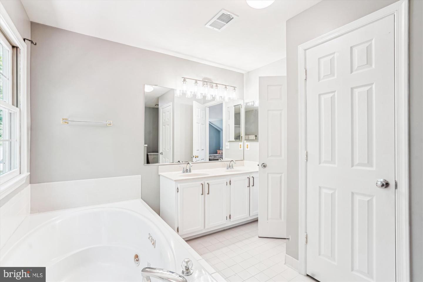 13123 WILLOW EDGE CT, CLIFTON, Virginia 20124, 5 Bedrooms Bedrooms, ,4 BathroomsBathrooms,Residential,For sale,13123 WILLOW EDGE CT,VAFX2254742 MLS # VAFX2254742