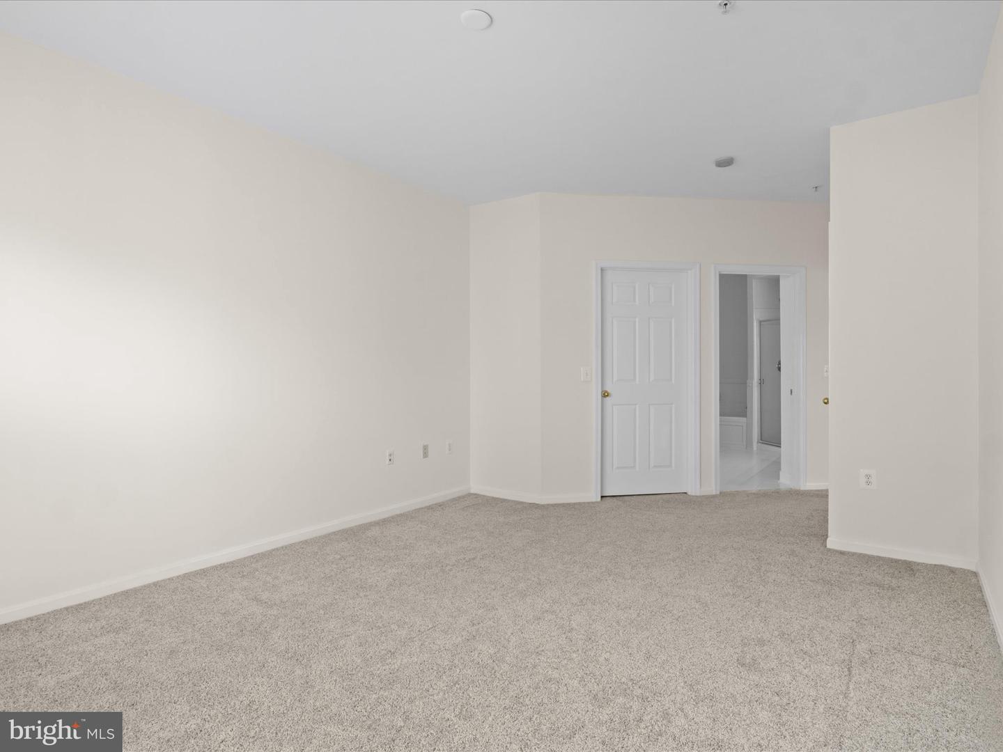 2921 DEER HOLLOW WAY #310, FAIRFAX, Virginia 22031, 3 Bedrooms Bedrooms, ,2 BathroomsBathrooms,Residential,For sale,2921 DEER HOLLOW WAY #310,VAFX2255068 MLS # VAFX2255068