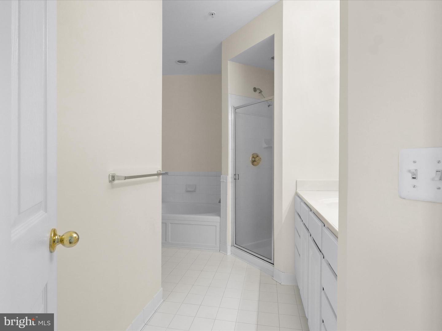 2921 DEER HOLLOW WAY #310, FAIRFAX, Virginia 22031, 3 Bedrooms Bedrooms, ,2 BathroomsBathrooms,Residential,For sale,2921 DEER HOLLOW WAY #310,VAFX2255068 MLS # VAFX2255068