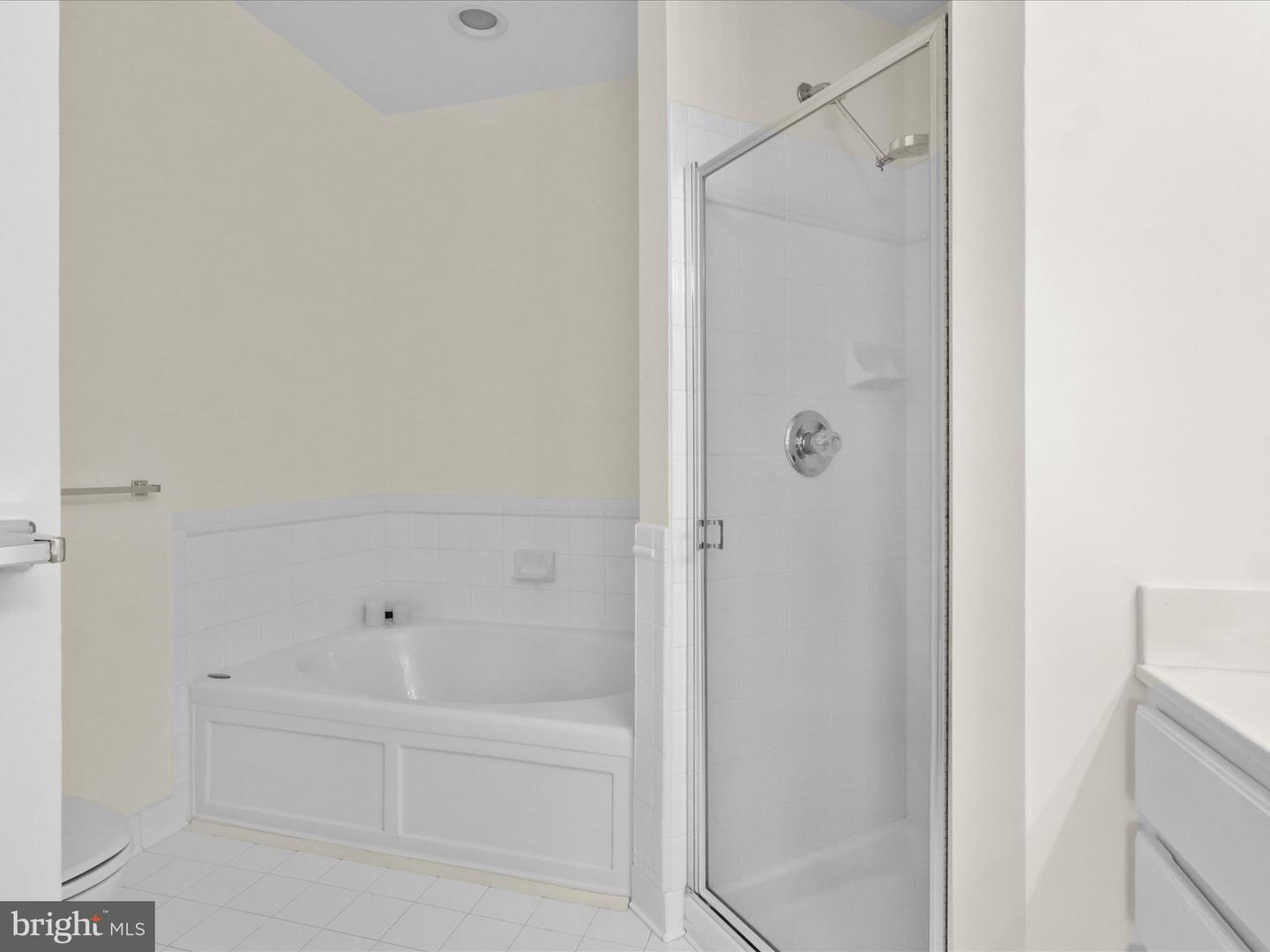 2921 DEER HOLLOW WAY #310, FAIRFAX, Virginia 22031, 3 Bedrooms Bedrooms, ,2 BathroomsBathrooms,Residential,For sale,2921 DEER HOLLOW WAY #310,VAFX2255068 MLS # VAFX2255068