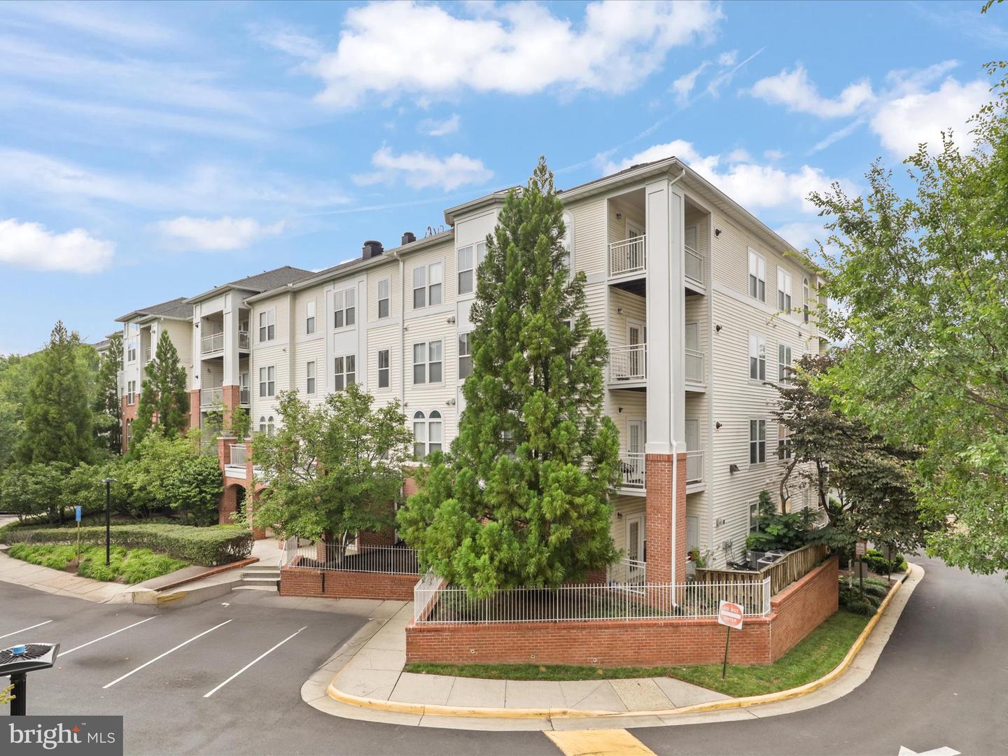 2921 DEER HOLLOW WAY #310, FAIRFAX, Virginia 22031, 3 Bedrooms Bedrooms, ,2 BathroomsBathrooms,Residential,For sale,2921 DEER HOLLOW WAY #310,VAFX2255068 MLS # VAFX2255068