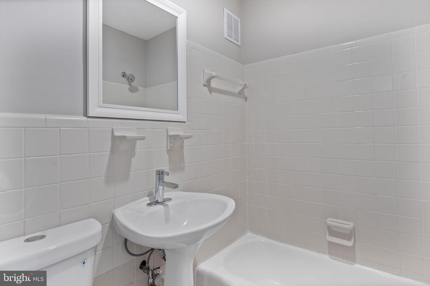 49 SKYHILL RD #201, ALEXANDRIA, Virginia 22314, 2 Bedrooms Bedrooms, ,2 BathroomsBathrooms,Residential,For sale,49 SKYHILL RD #201,VAAX2047416 MLS # VAAX2047416