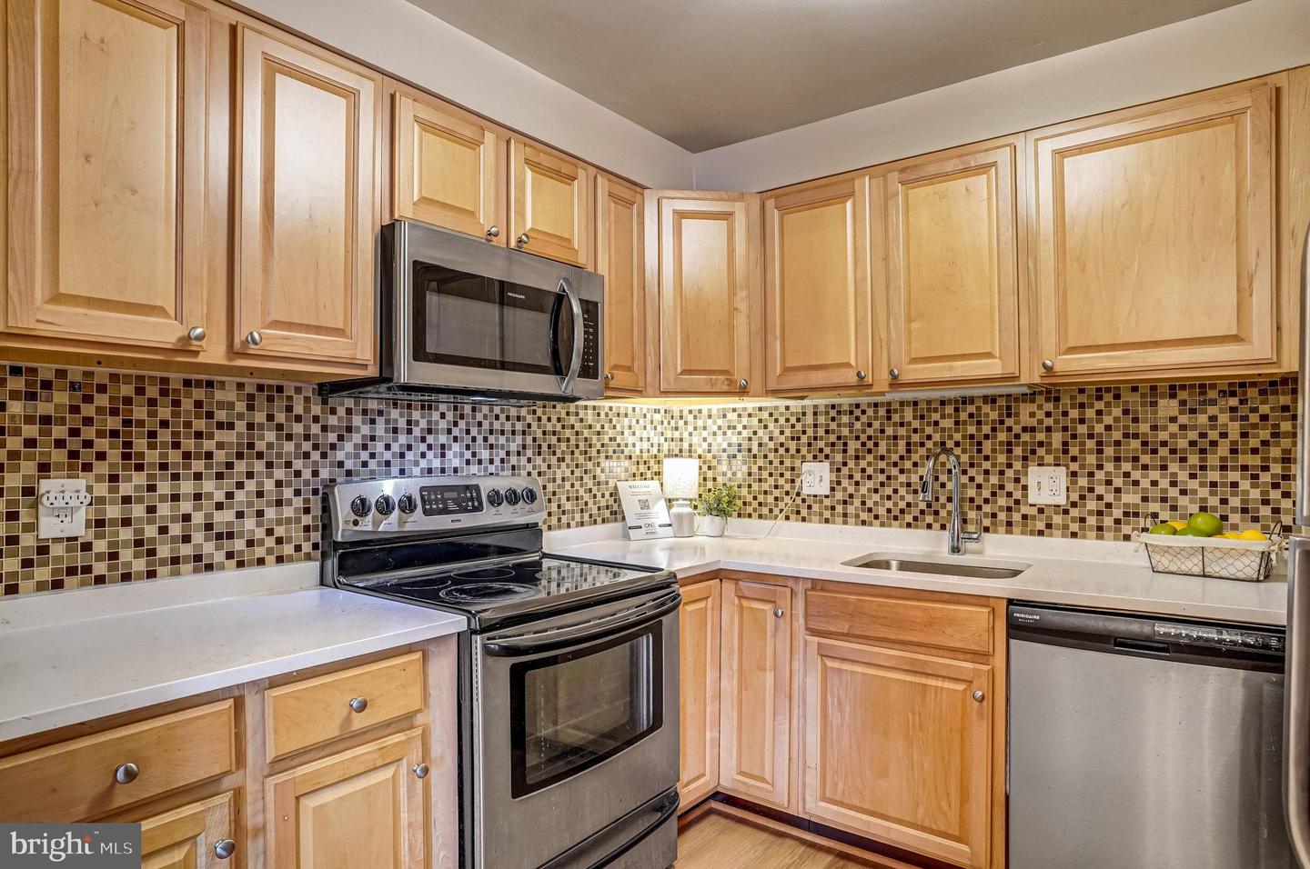 6143 EDSALL RD #J, ALEXANDRIA, Virginia 22304, 2 Bedrooms Bedrooms, ,1 BathroomBathrooms,Residential,For sale,6143 EDSALL RD #J,VAAX2047440 MLS # VAAX2047440