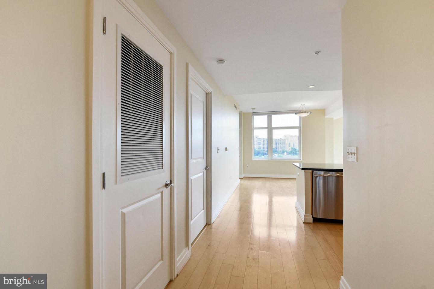8220 CRESTWOOD HEIGHTS DR #1205, MCLEAN, Virginia 22102, 2 Bedrooms Bedrooms, ,2 BathroomsBathrooms,Residential,For sale,8220 CRESTWOOD HEIGHTS DR #1205,VAFX2255298 MLS # VAFX2255298
