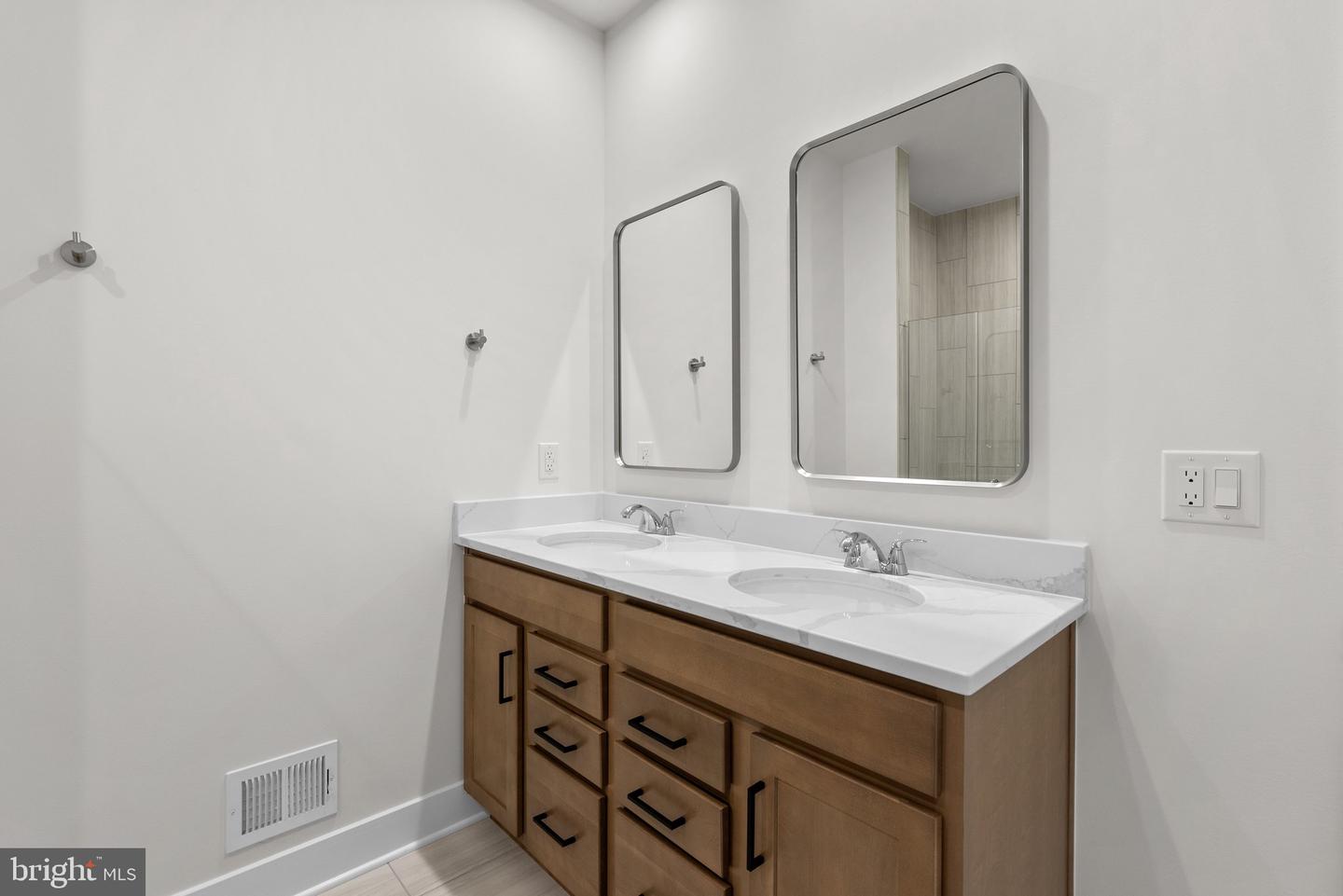 44486 LOWESTOFT SQ, ASHBURN, Virginia 20147, 3 Bedrooms Bedrooms, ,2 BathroomsBathrooms,Residential,For sale,44486 LOWESTOFT SQ,VALO2102130 MLS # VALO2102130