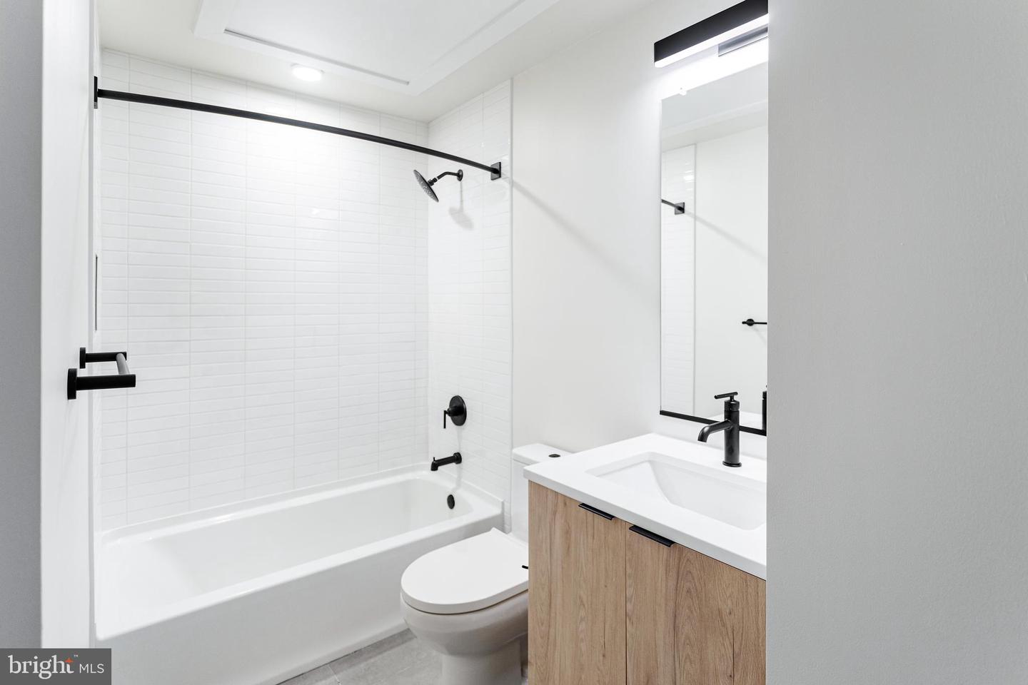 733 8TH ST SE #202, WASHINGTON, District Of Columbia 20003, 2 Bedrooms Bedrooms, ,2 BathroomsBathrooms,Residential,For sale,733 8TH ST SE #202,DCDC2210524 MLS # DCDC2210524
