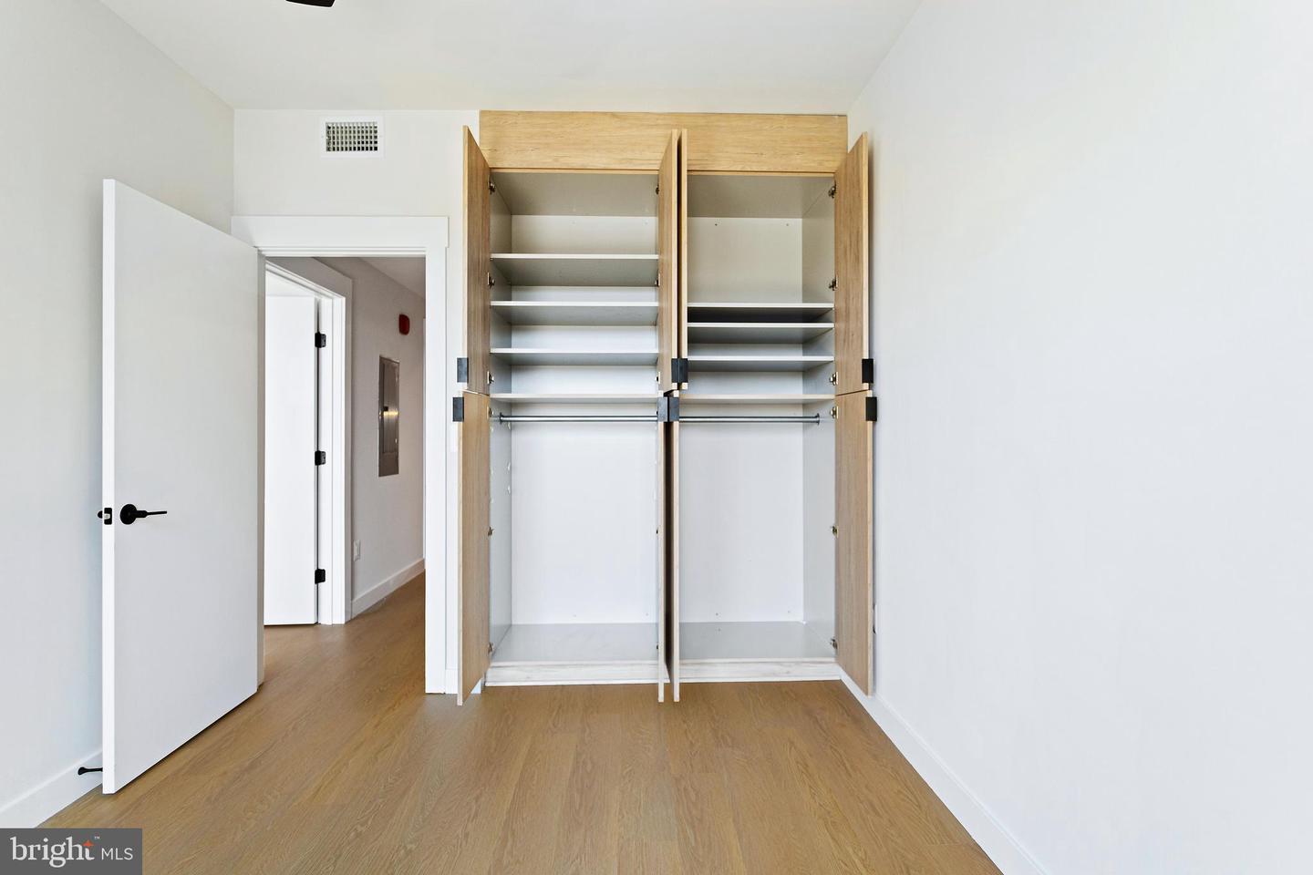 733 8TH ST SE #202, WASHINGTON, District Of Columbia 20003, 2 Bedrooms Bedrooms, ,2 BathroomsBathrooms,Residential,For sale,733 8TH ST SE #202,DCDC2210524 MLS # DCDC2210524
