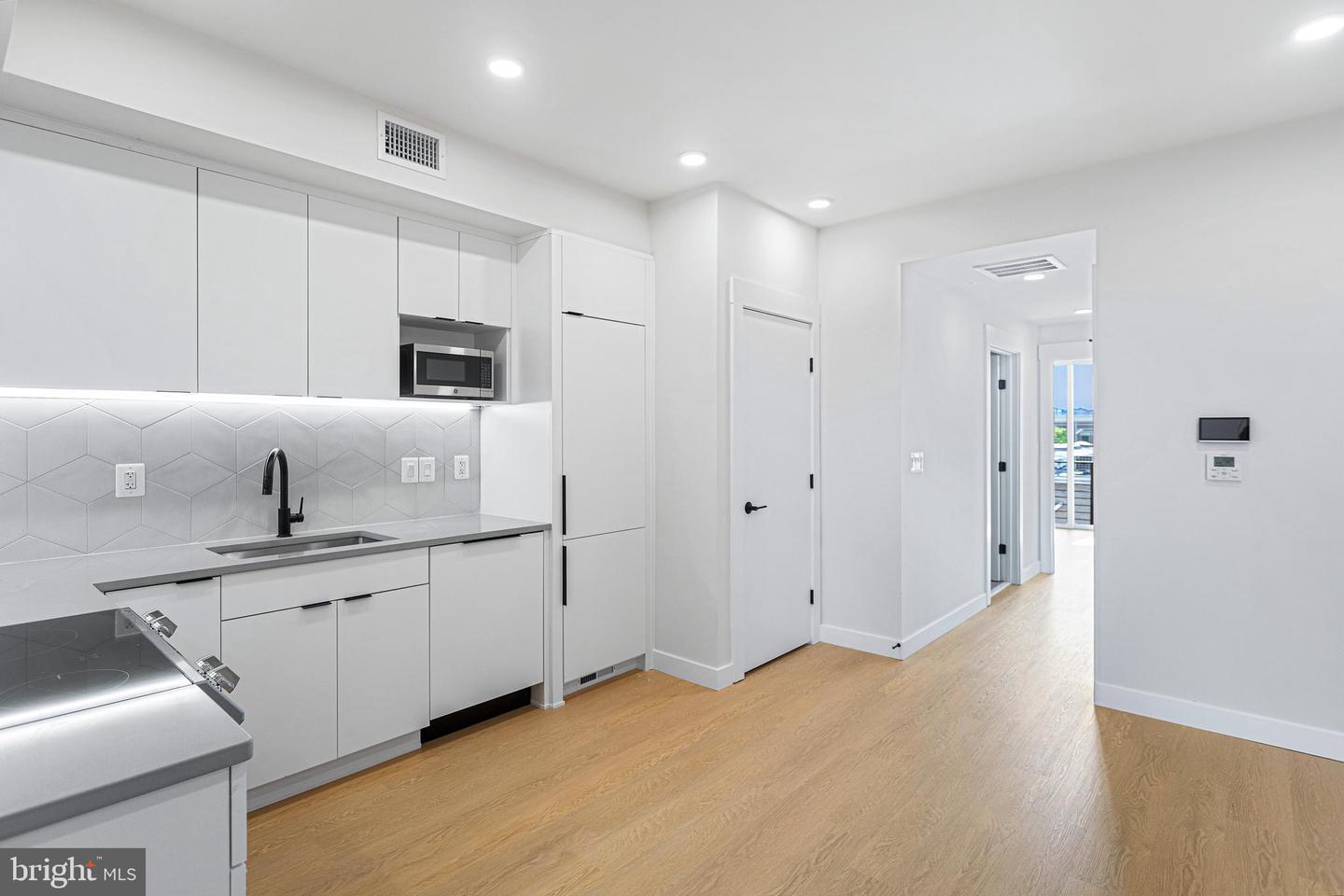 733 8TH ST SE #202, WASHINGTON, District Of Columbia 20003, 2 Bedrooms Bedrooms, ,2 BathroomsBathrooms,Residential,For sale,733 8TH ST SE #202,DCDC2210524 MLS # DCDC2210524