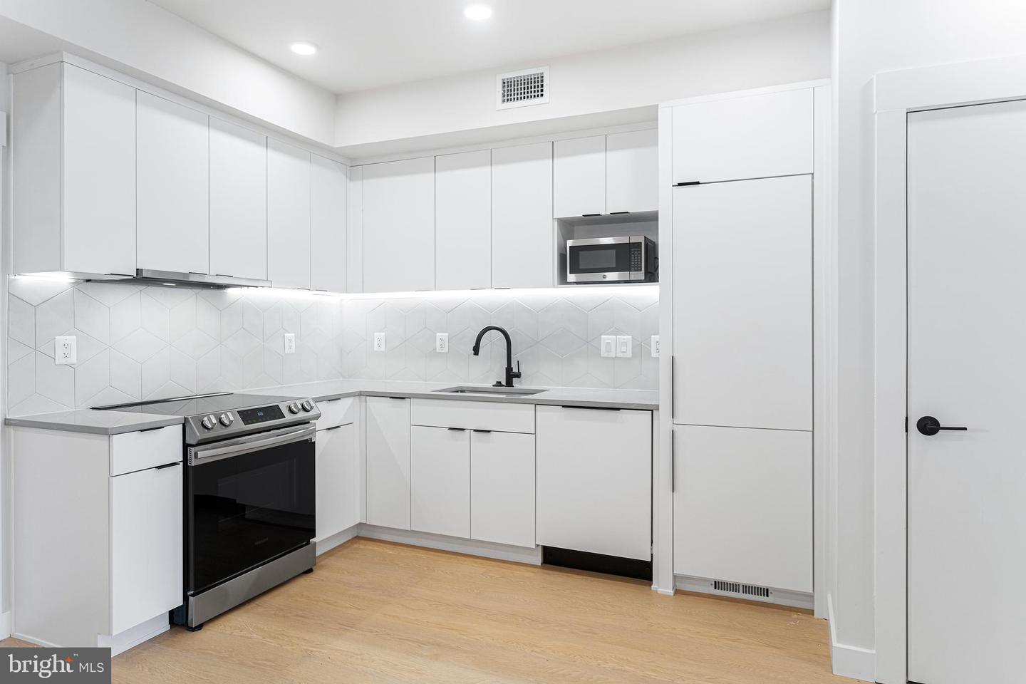 733 8TH ST SE #202, WASHINGTON, District Of Columbia 20003, 2 Bedrooms Bedrooms, ,2 BathroomsBathrooms,Residential,For sale,733 8TH ST SE #202,DCDC2210524 MLS # DCDC2210524