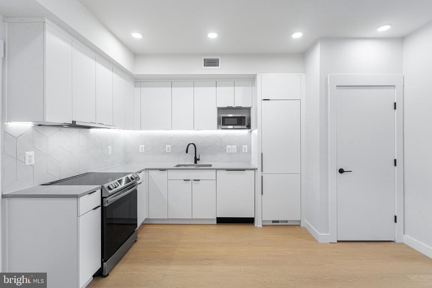 733 8TH ST SE #202, WASHINGTON, District Of Columbia 20003, 2 Bedrooms Bedrooms, ,2 BathroomsBathrooms,Residential,For sale,733 8TH ST SE #202,DCDC2210524 MLS # DCDC2210524