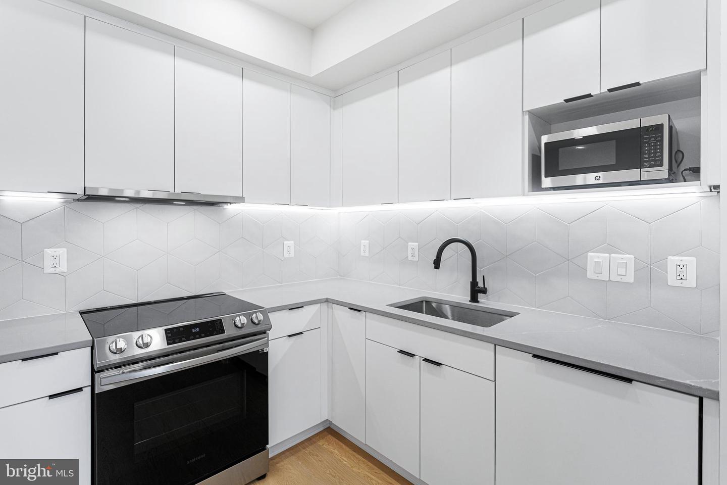 733 8TH ST SE #202, WASHINGTON, District Of Columbia 20003, 2 Bedrooms Bedrooms, ,2 BathroomsBathrooms,Residential,For sale,733 8TH ST SE #202,DCDC2210524 MLS # DCDC2210524