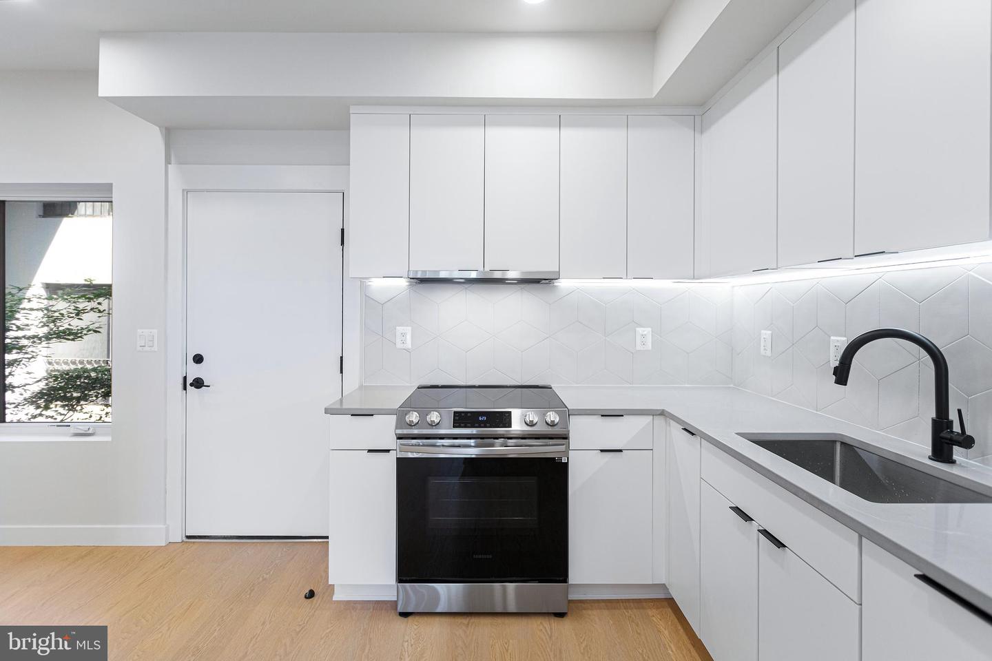 733 8TH ST SE #202, WASHINGTON, District Of Columbia 20003, 2 Bedrooms Bedrooms, ,2 BathroomsBathrooms,Residential,For sale,733 8TH ST SE #202,DCDC2210524 MLS # DCDC2210524
