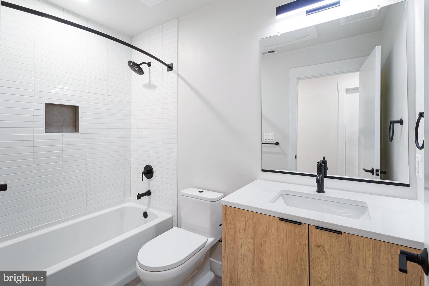 733 8TH ST SE #02, WASHINGTON, District Of Columbia 20003, 2 Bedrooms Bedrooms, ,2 BathroomsBathrooms,Residential,For sale,733 8TH ST SE #02,DCDC2210528 MLS # DCDC2210528