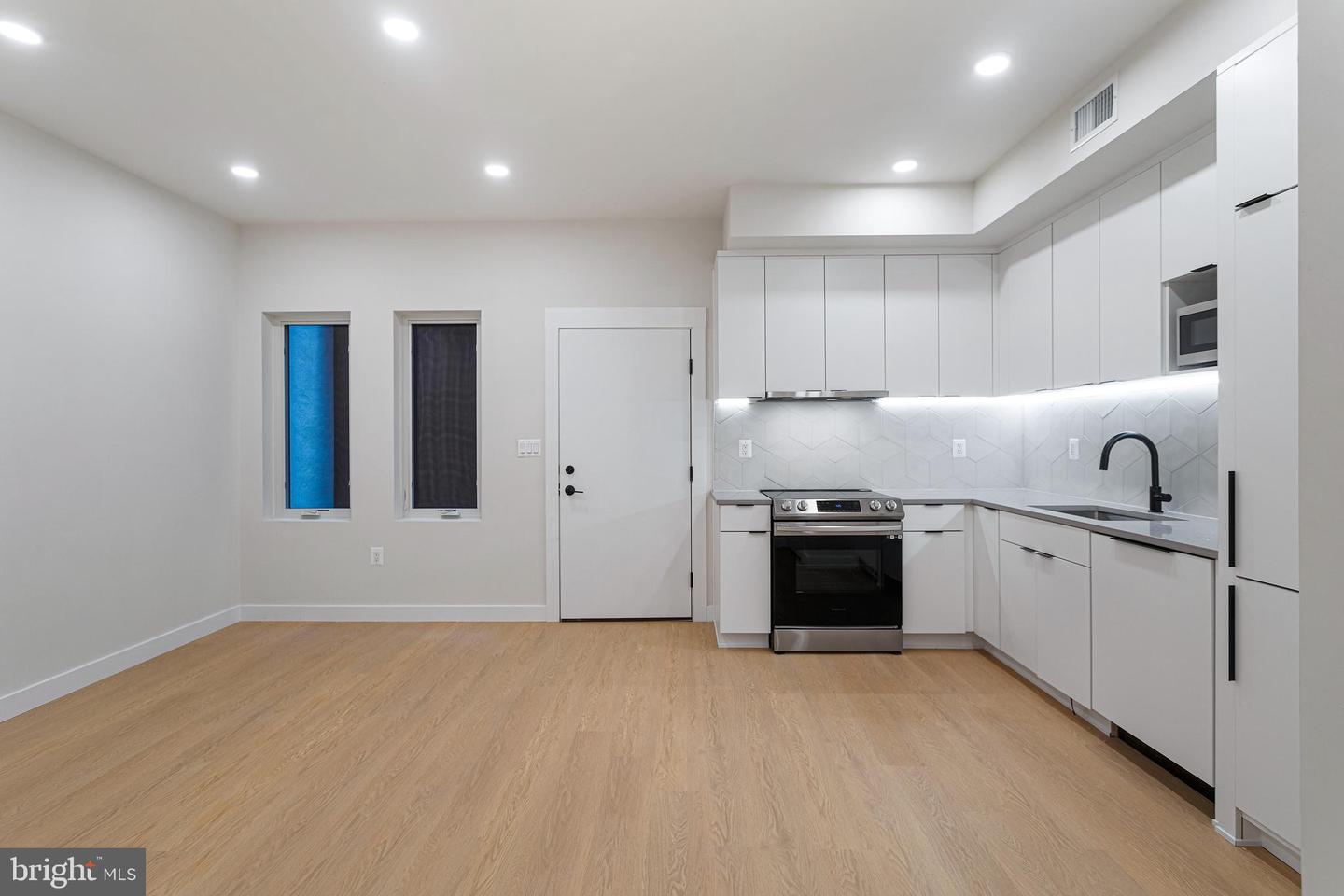 733 8TH ST SE #02, WASHINGTON, District Of Columbia 20003, 2 Bedrooms Bedrooms, ,2 BathroomsBathrooms,Residential,For sale,733 8TH ST SE #02,DCDC2210528 MLS # DCDC2210528