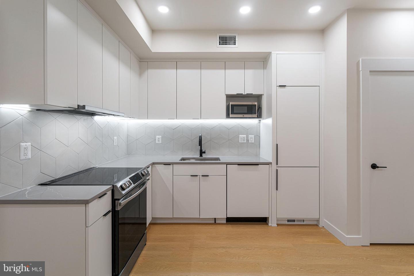 733 8TH ST SE #02, WASHINGTON, District Of Columbia 20003, 2 Bedrooms Bedrooms, ,2 BathroomsBathrooms,Residential,For sale,733 8TH ST SE #02,DCDC2210528 MLS # DCDC2210528