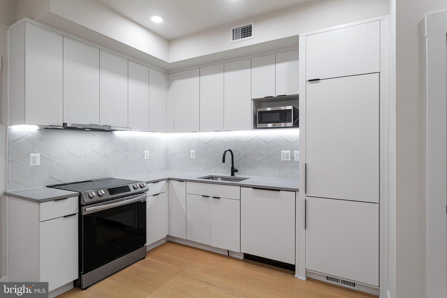 733 8TH ST SE #02, WASHINGTON, District Of Columbia 20003, 2 Bedrooms Bedrooms, ,2 BathroomsBathrooms,Residential,For sale,733 8TH ST SE #02,DCDC2210528 MLS # DCDC2210528