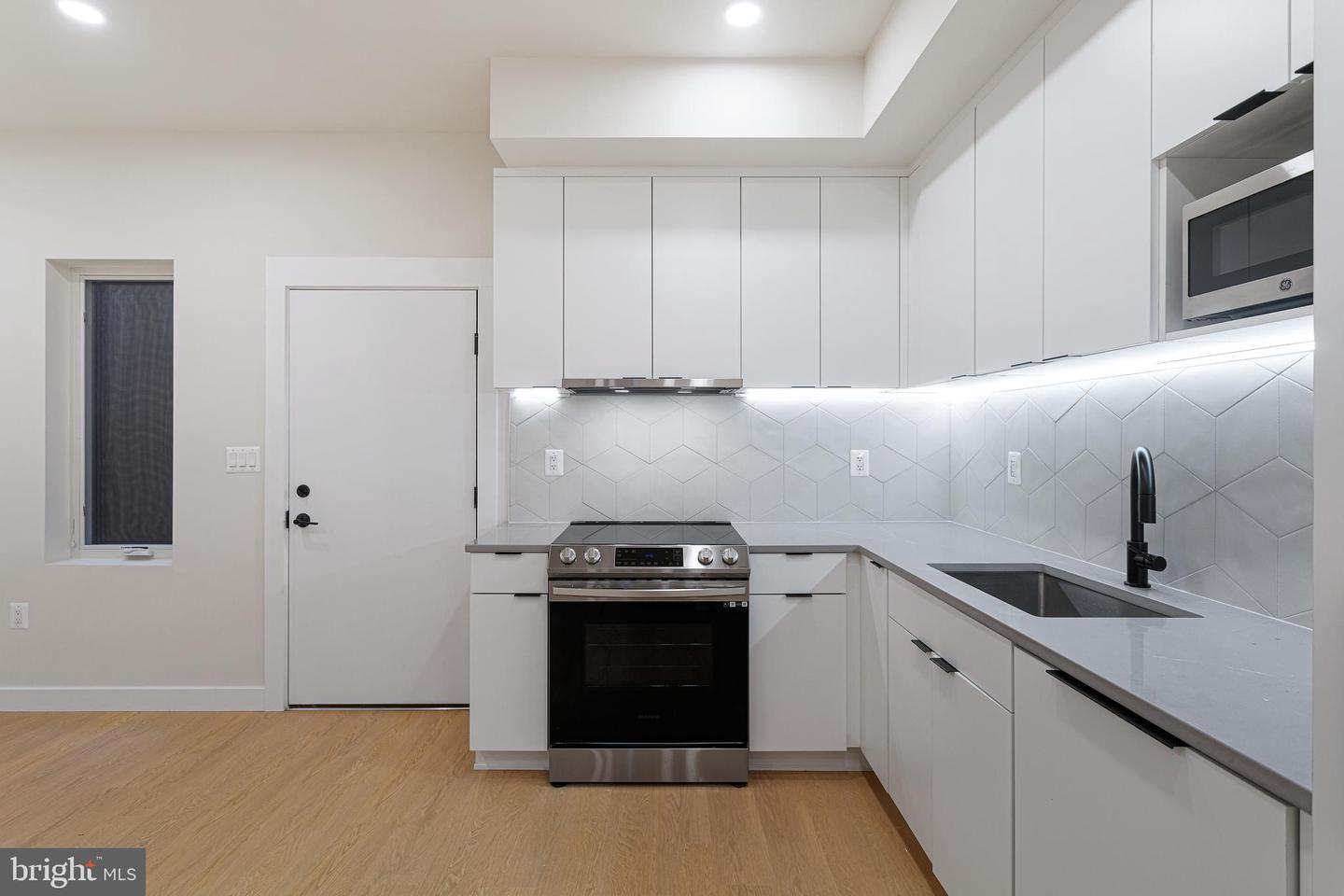 733 8TH ST SE #02, WASHINGTON, District Of Columbia 20003, 2 Bedrooms Bedrooms, ,2 BathroomsBathrooms,Residential,For sale,733 8TH ST SE #02,DCDC2210528 MLS # DCDC2210528