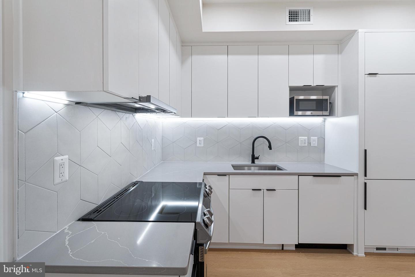 733 8TH ST SE #02, WASHINGTON, District Of Columbia 20003, 2 Bedrooms Bedrooms, ,2 BathroomsBathrooms,Residential,For sale,733 8TH ST SE #02,DCDC2210528 MLS # DCDC2210528