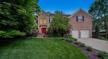 1813 SOLITAIRE LN, MCLEAN, Virginia 22101, 6 Bedrooms Bedrooms, ,4 BathroomsBathrooms,Residential,For sale,1813 SOLITAIRE LN,VAFX2255706 MLS # VAFX2255706