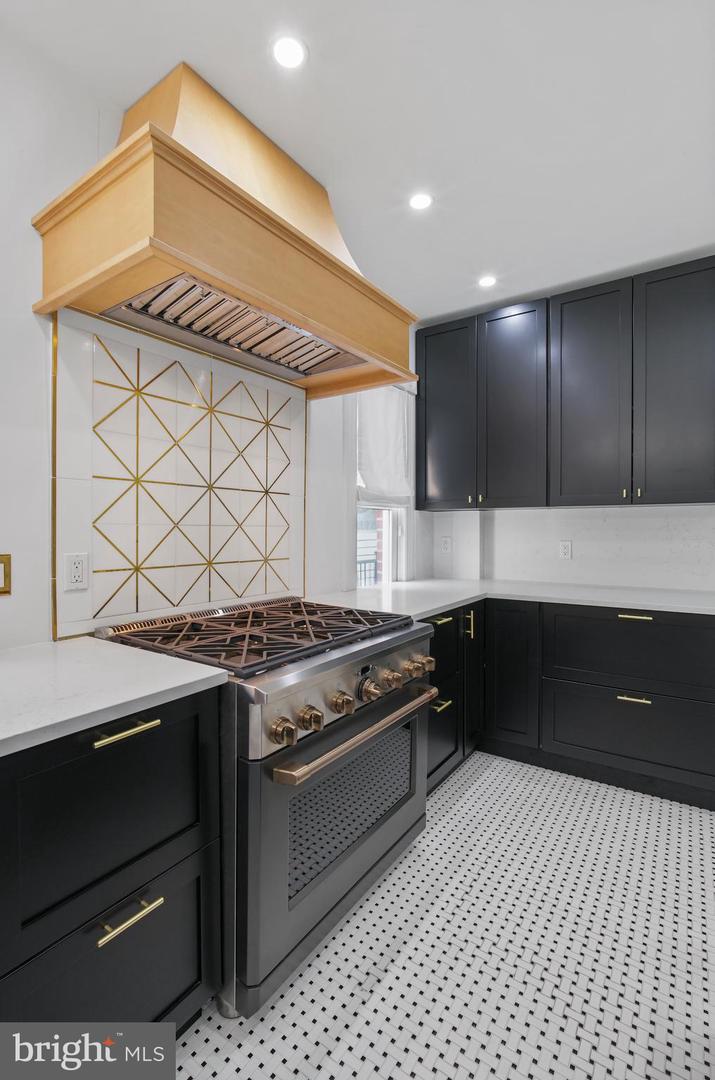 322 E CAPITOL ST NE, WASHINGTON, District Of Columbia 20003, 4 Bedrooms Bedrooms, ,3 BathroomsBathrooms,Residential,For sale,322 E CAPITOL ST NE,DCDC2210592 MLS # DCDC2210592